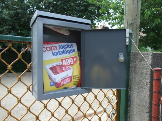 Gamma kerítésre szerelhető kültéri postaláda