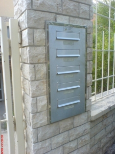 kültéri postaláda PS105 falbaépített díszítőszegéllyel