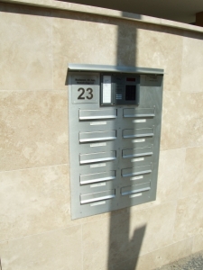 Falbaépített postaláda külső
